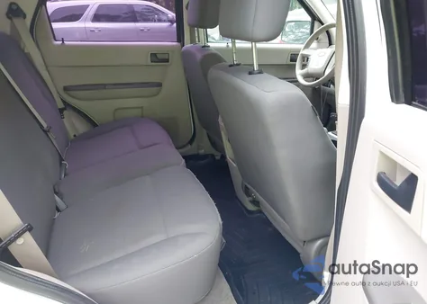 2011 Ford Escape Xls z USA, uszkodzony, nr VIN 1FMCU0C76BKB35951